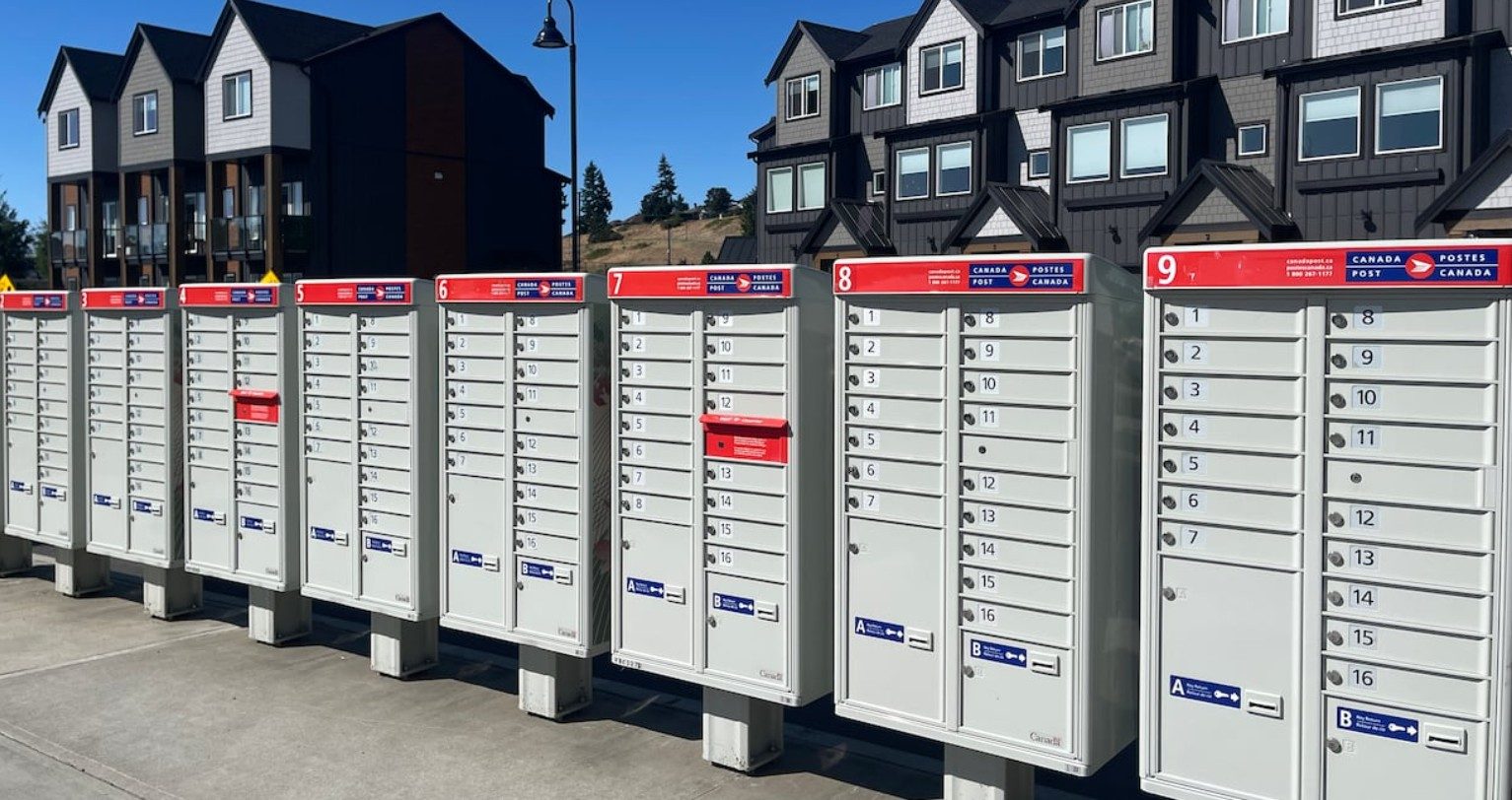 Poczta Kanadyjska rezygnuje z dostaw do drzwi – setki tysięcy adresów przejdą na wspólne skrzynki