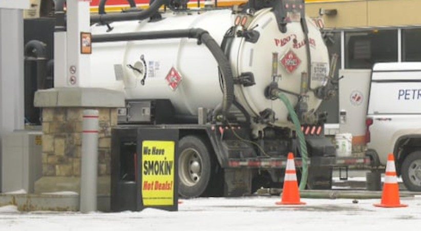 W samochodach, które zatankowały na jednej ze stacji w Edmonton, wykryto mieszankę paliwa składającą się w połowie z wody