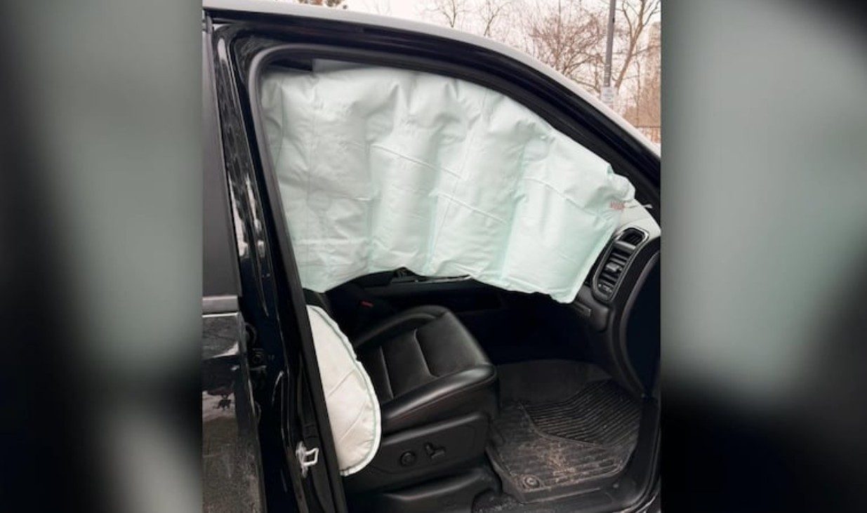 Poduszki powietrzne w pickupie wystrzeliły bez zderzenia – kierowca w szoku