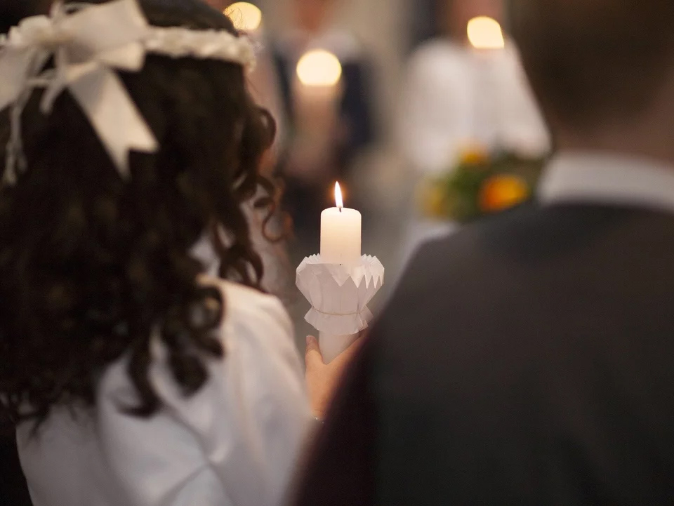 Lecisz do Polski? Warto wiedzieć ile włożyć do koperty na wesele lub komunię