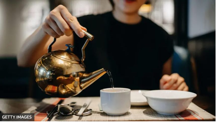 Moda na ciepłą wodę wraca. Czy poranny rytuał naprawdę pomaga zdrowiu?