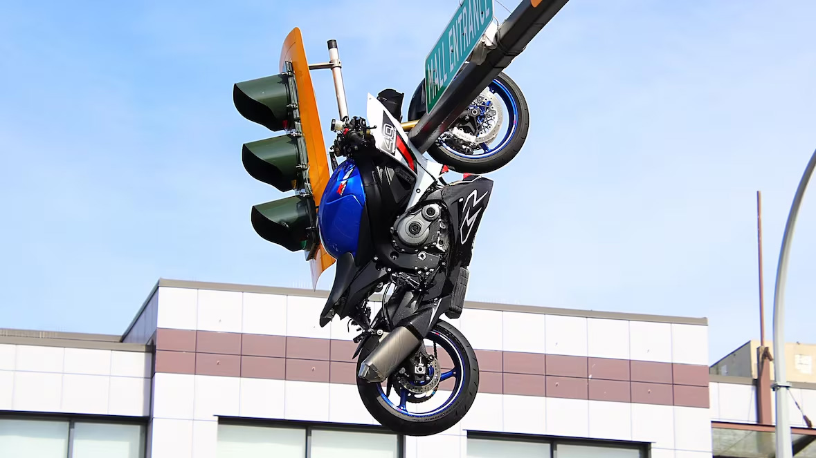 Scena jak z filmu. Niezwykły wypadek motocyklowy w BC