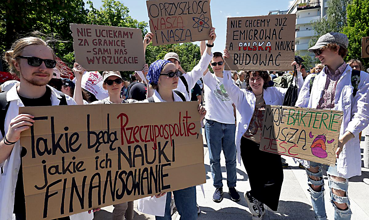 Naukowcy protestowali przed Sejmem