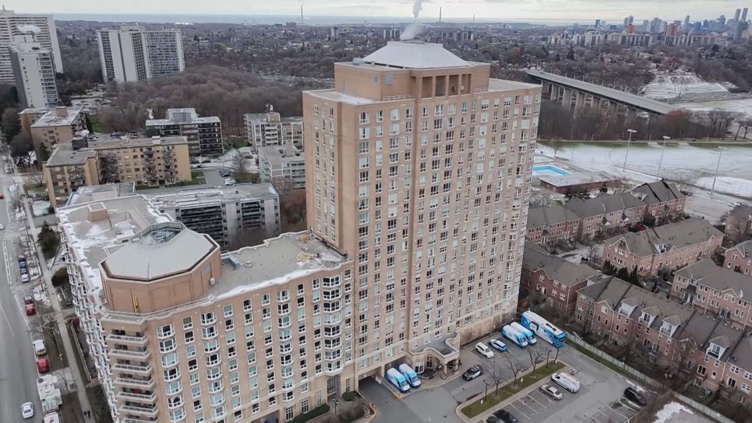 Kolejny pożar w Thorncliffe Park. Trwa akcja strażaków