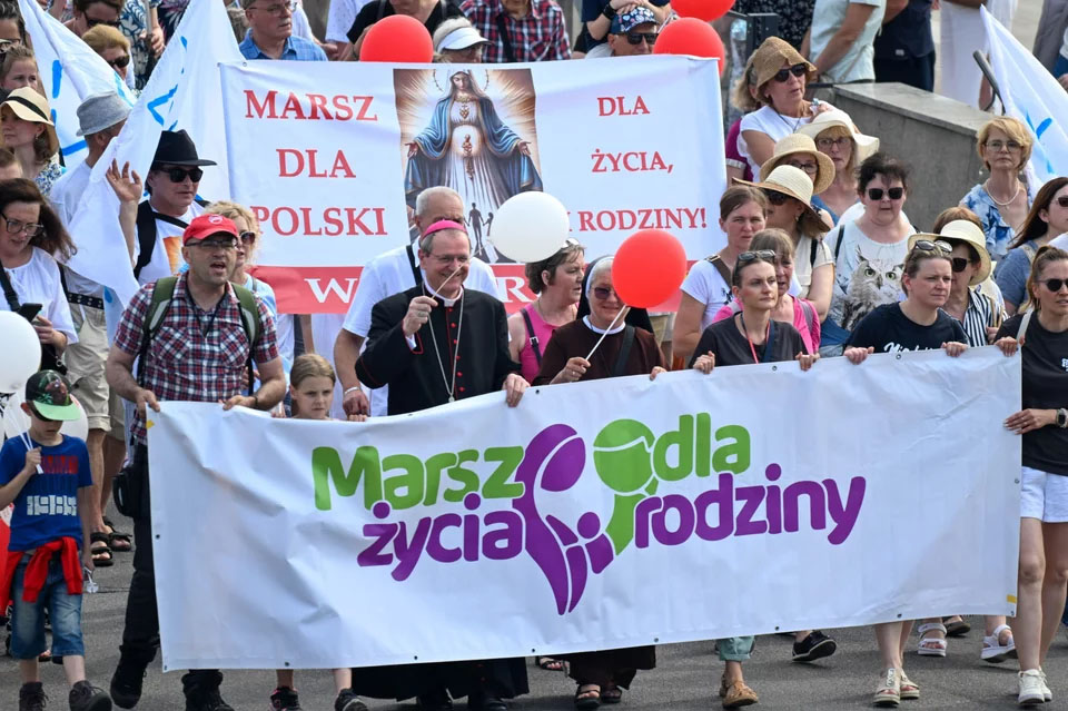 „Polska wymiera”. Ulicami miast przeszły Marsze dla Życia i Rodziny