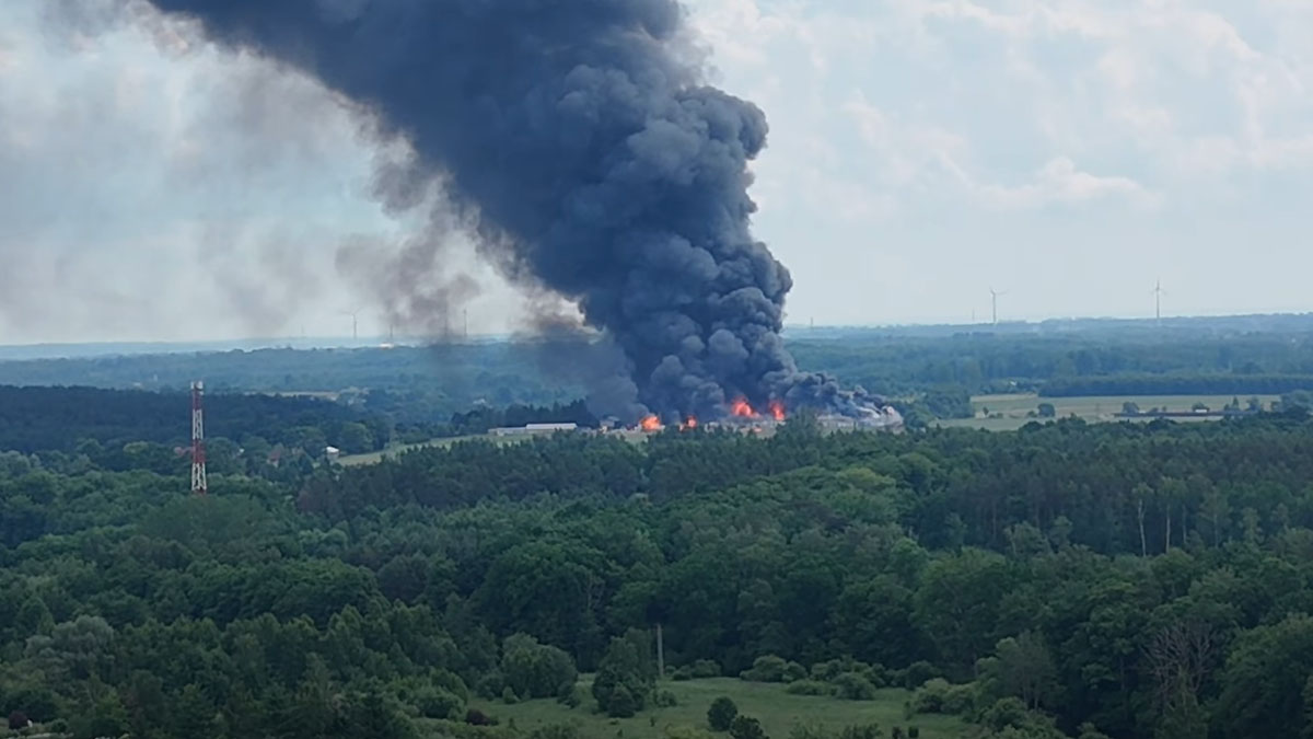 Pożar fabryki aerozoli na Pomorzu. Ewakuowano mieszkańców
