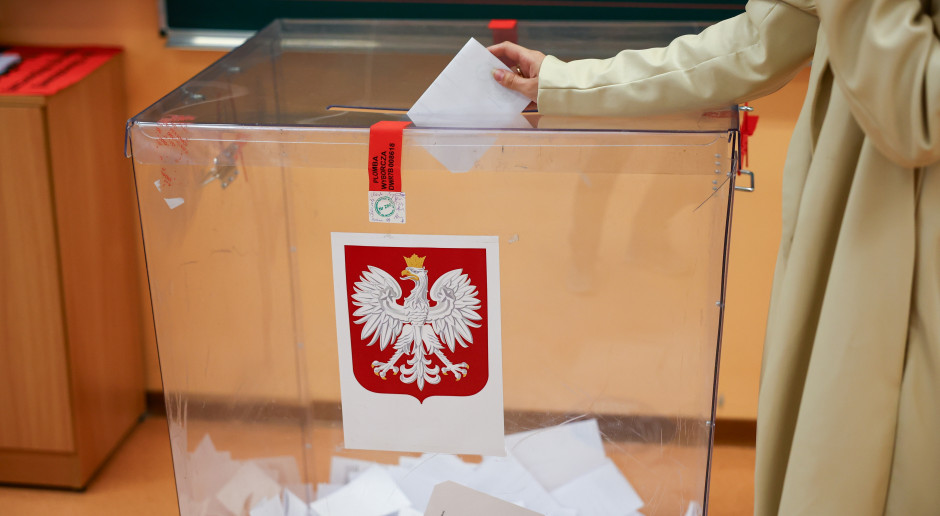 Nowy sondaż wyborczy CBOS: KO traci, PiS zyskuje