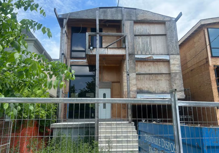 Ten dom stoi pusty od sześciu lat – sąsiedzi chcą wiedzieć dlaczego