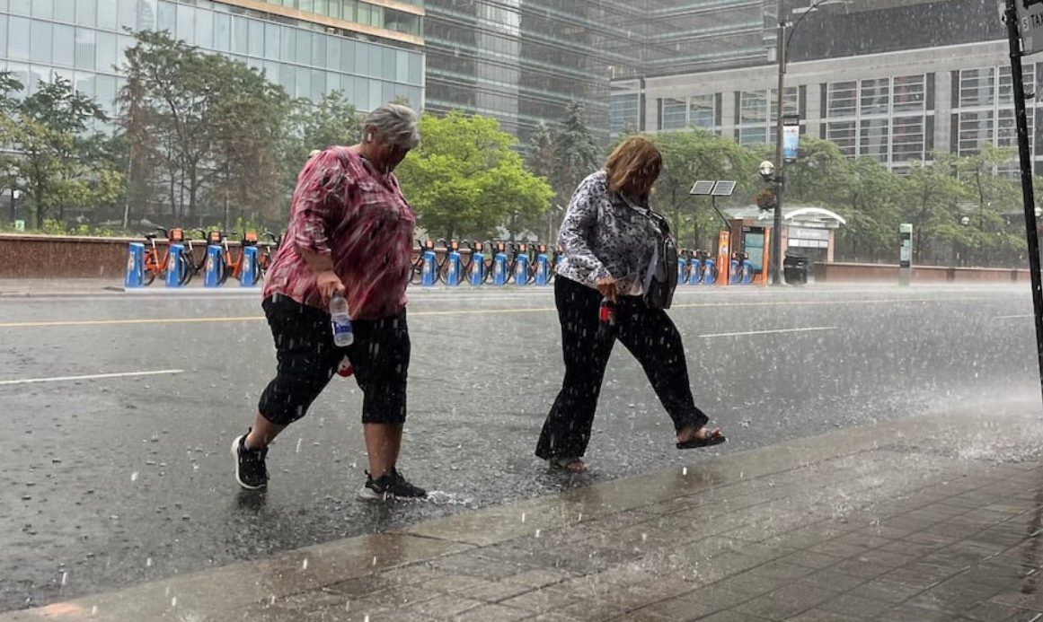 Environment Canada ostrzega przed burzami, ulewami i silnym wiatrem w regionie GTA