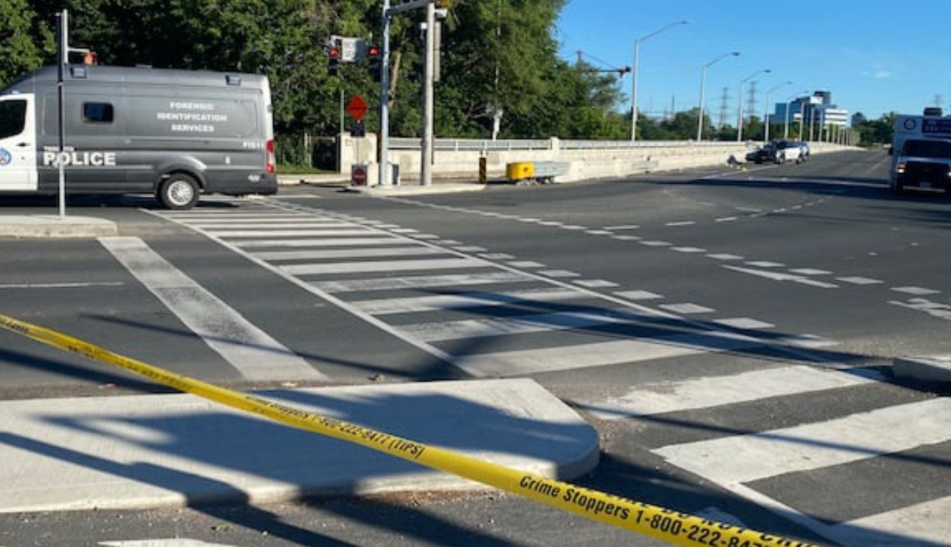 12-latek kierujący skradzionym autem usłyszał zarzuty i trafił do szpitala po potrąceniu policjanta w East York