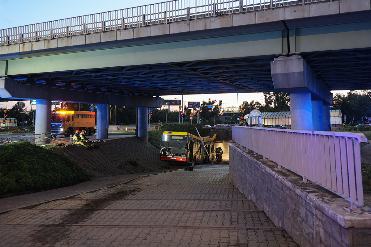 Autobus staranował pojazdy i wpadł do przejścia podziemnego