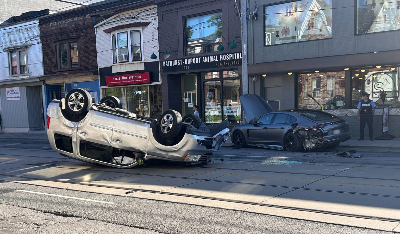 Dachowanie po zderzeniu w Toronto. Dwie osoby trafiły do szpitala