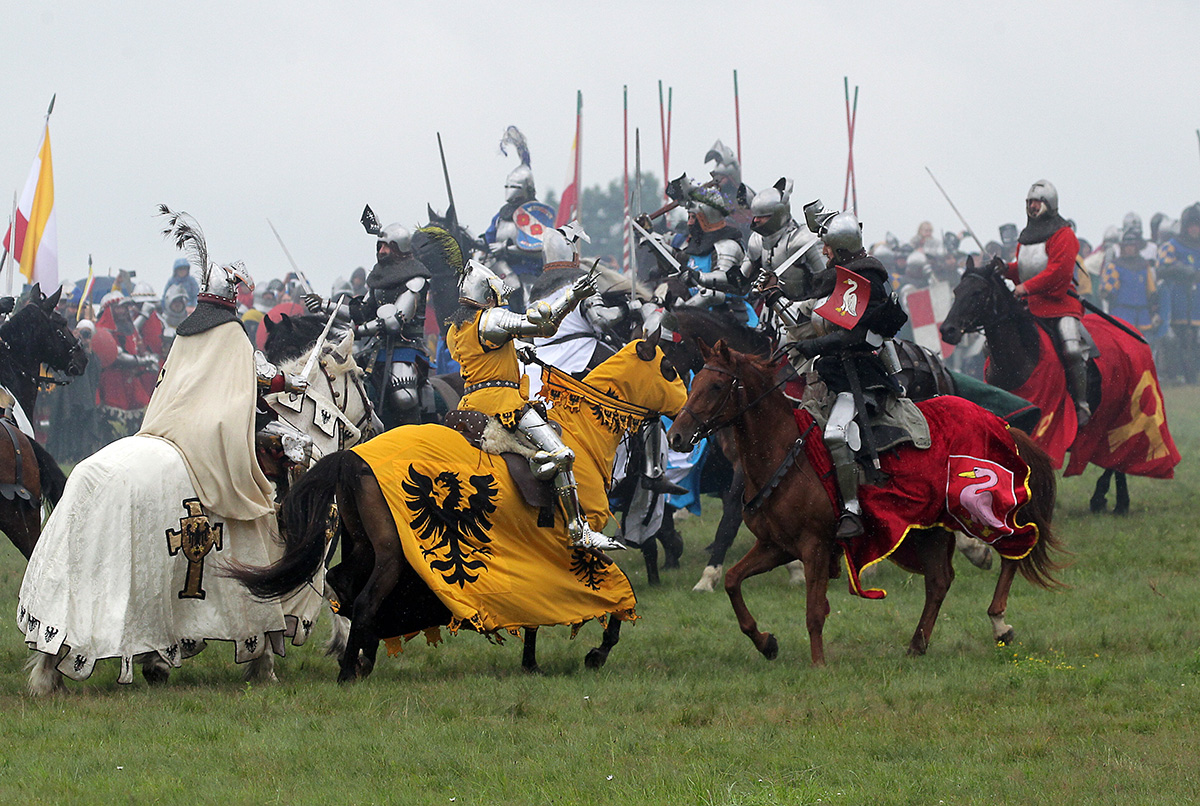 Grunwald znów ożył. Mimo ulewy tysiące rekonstruktorów odtworzyło historyczną bitwę