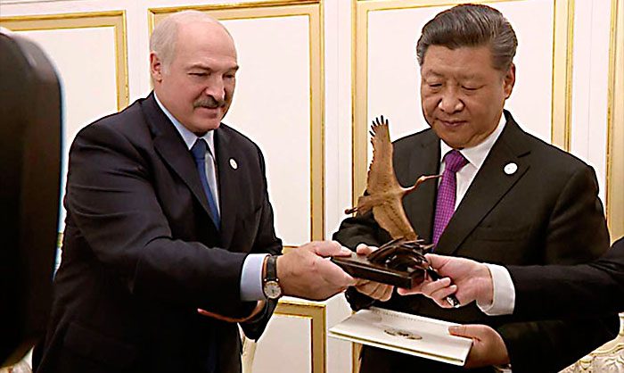 Łukaszenka próbuje się „schować” przed Putinem. Szuka wsparcia w Pekinie