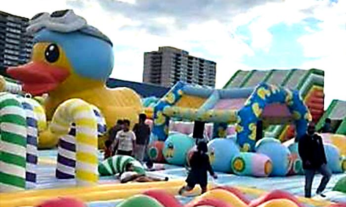 Dmuchany park runął podczas burzy. Dwie osoby trafiły do szpitala