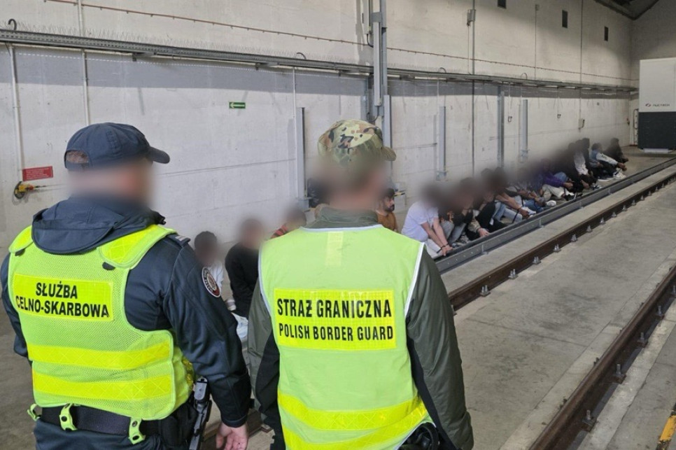 27 migrantów ukrytych w tirze z torfem