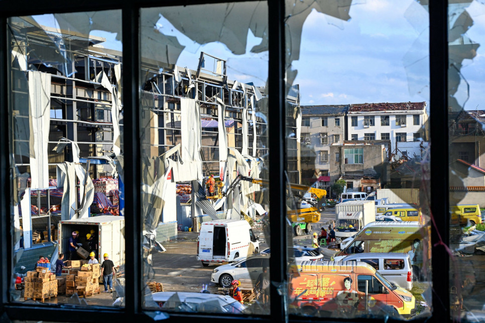 Tornado porwało mężczyznę z mieszkania na 12. piętrze. Walczy o życie