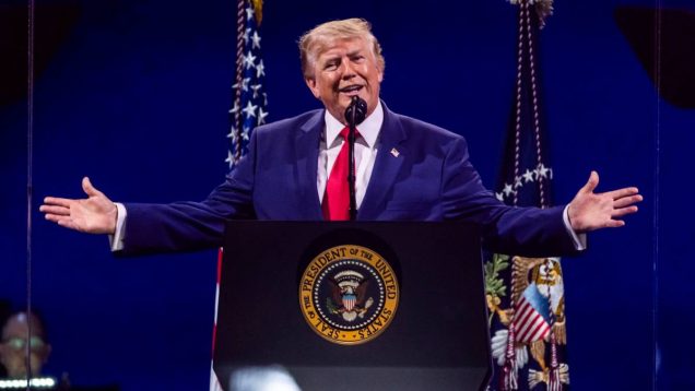 Trump przemówił mimo zagrożenia burzą