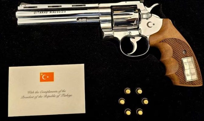 Premier Carney dostał w prezencie pistolet wraz z amunicją od prezydenta Turcji