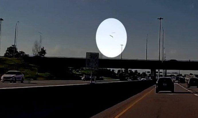 Tajemniczy obiekt spadł z nieba i uderzył w samochód na autostradzie 427
