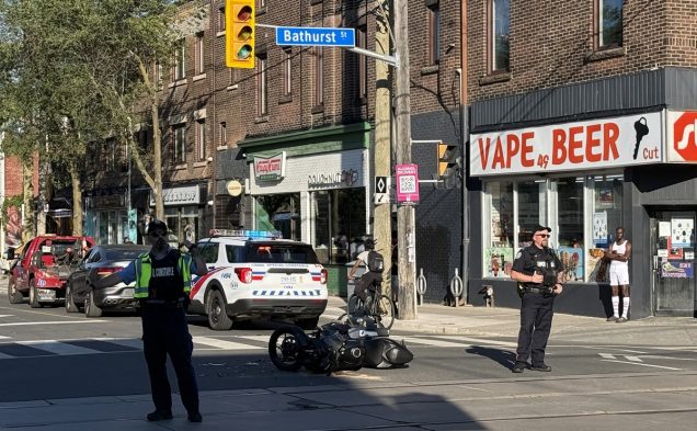 Motocyklista ciężko ranny po zderzeniu w centrum Toronto