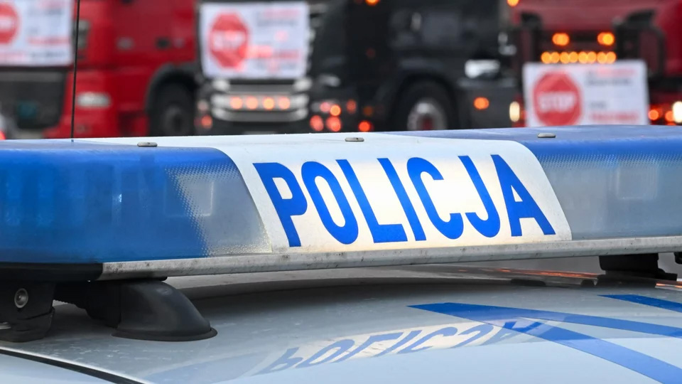 Samochód wjechał na chodniku w rodzinę z dzieckiem