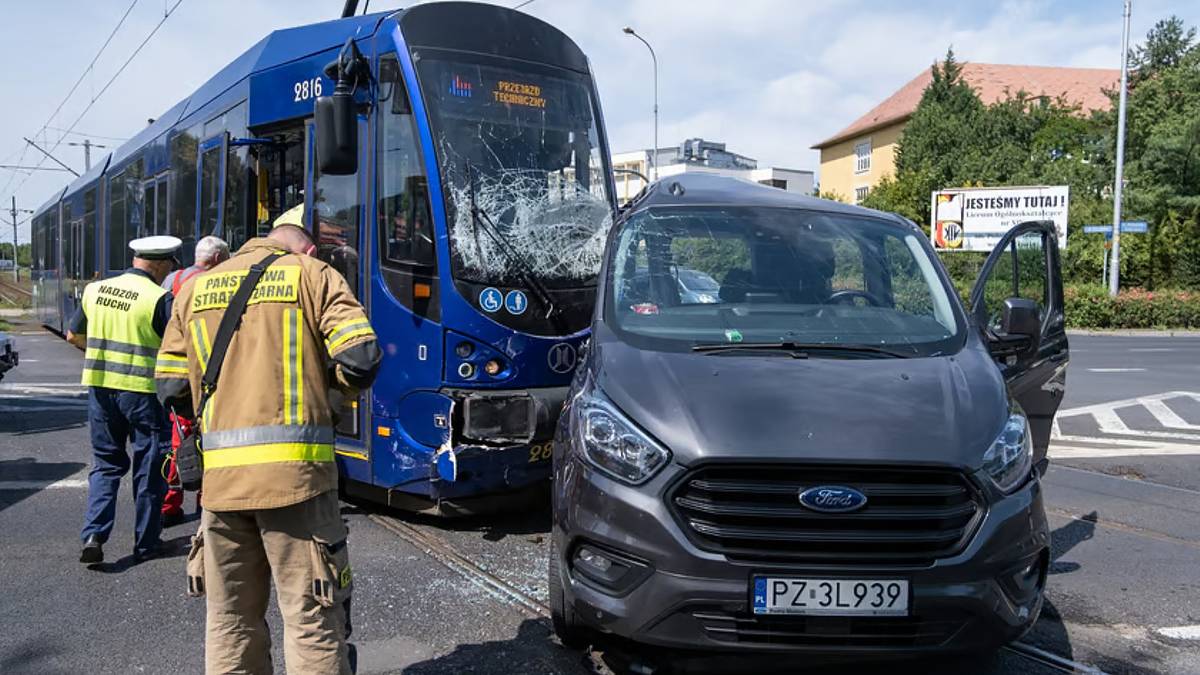 Wrocław – zderzenie tramwaju z busem. Są ranni