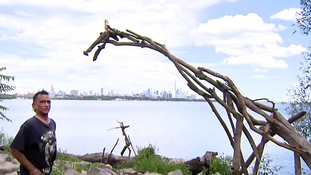 Artysta tworzy rzeźby na plaży, Toronto je rozbiera