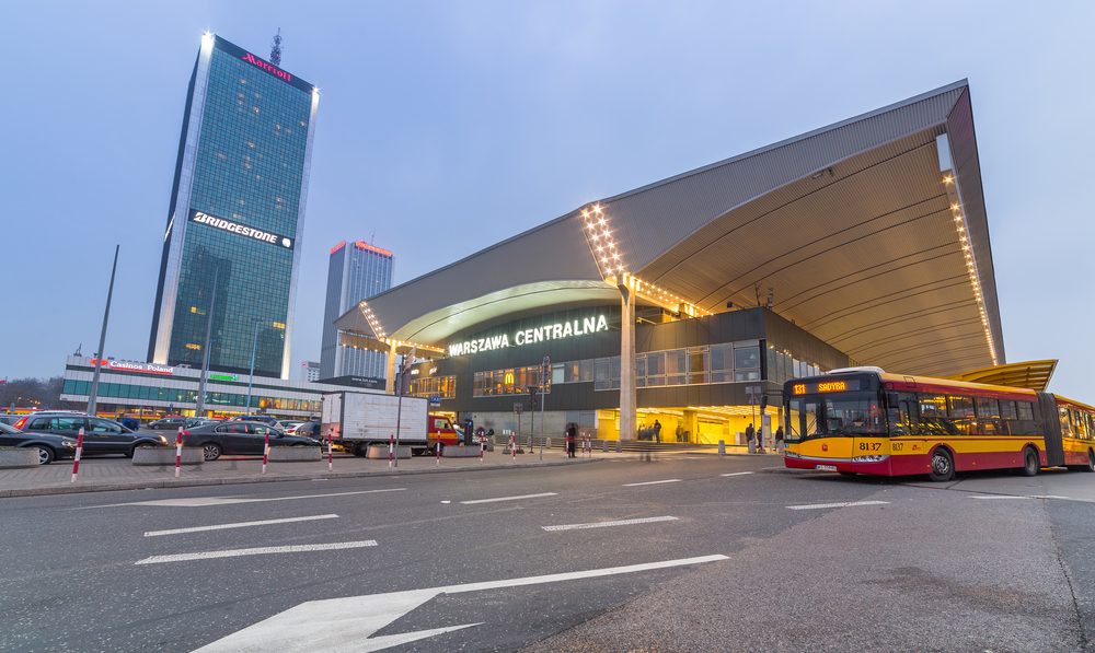 Miłosne igraszki przed Dworcem Centralnym