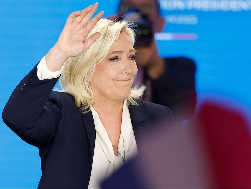 Le Pen prowadzi w wyścigu o Pałac Elizejski