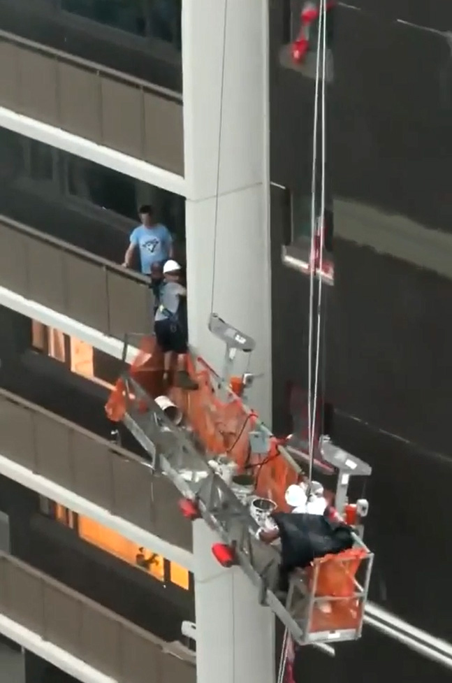O włos od tragedii w Yorkville. Wiatr porwał platformę z pracownikami