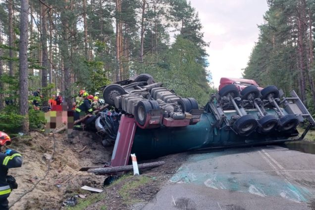 Tragiczny wypadek. Ciężarówka przygniotła samochód