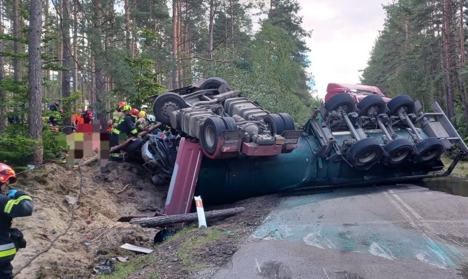 Tragiczny wypadek. Ciężarówka przygniotła samochód
