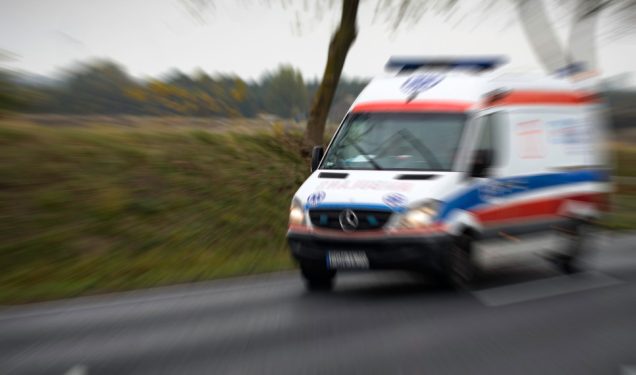 Pościg za skradzioną karetką. Potrącona policjantka