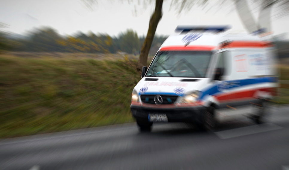 Pościg za skradzioną karetką. Potrącona policjantka